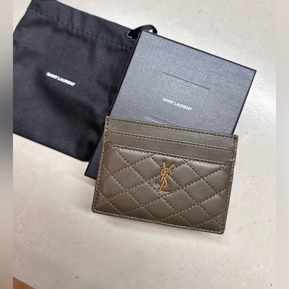Saint Laurent
Quilted Leather Card Case like new !